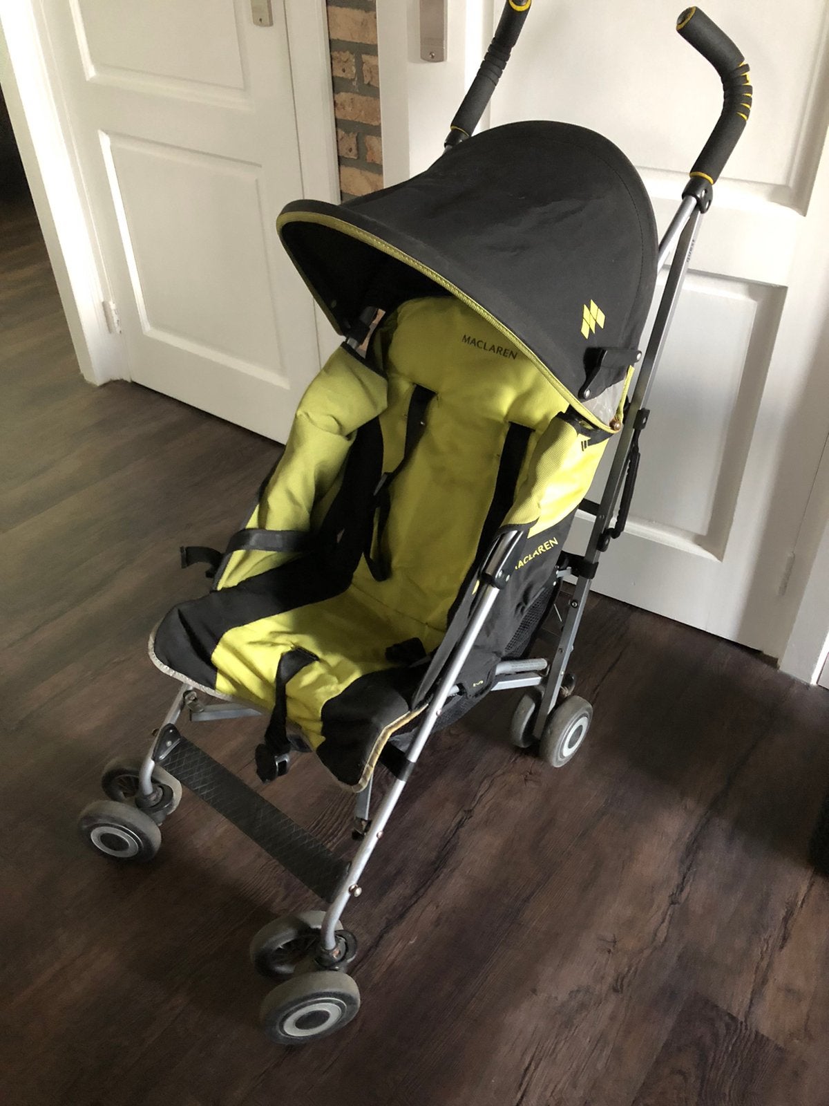 Maclaren kinderbuggy zwart met lime groen, Ophalen, Zo goed als nieuw, Maclaren, Zonnekap