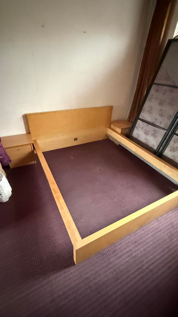 Houten tweepersoonsbed met nachtkastjes, Ophalen, Bruin, Tweepersoons, Zo goed als nieuw