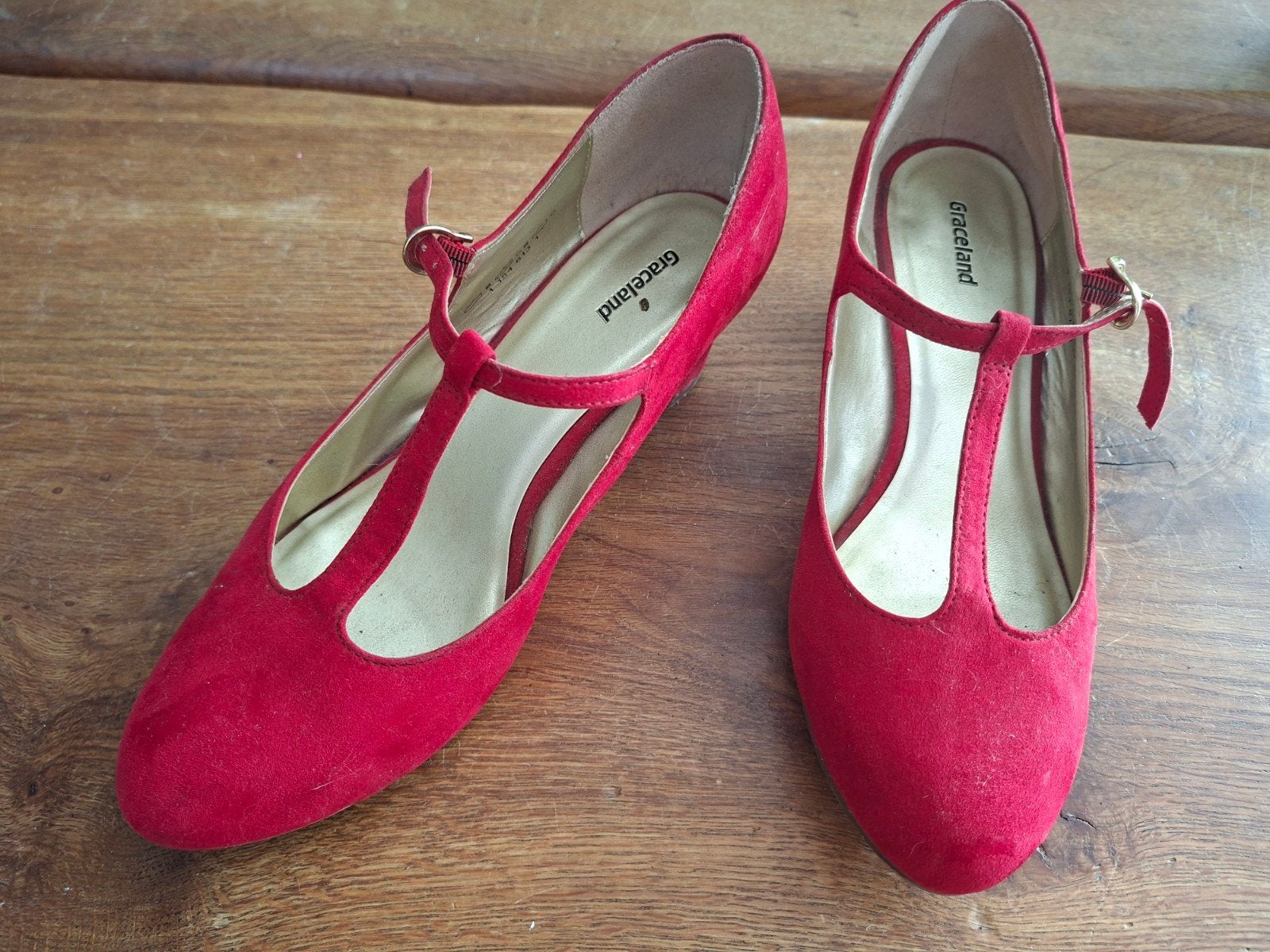 Rood suede pumps met wreefbandje, Ophalen of Verzenden, Zo goed als nieuw, Rood