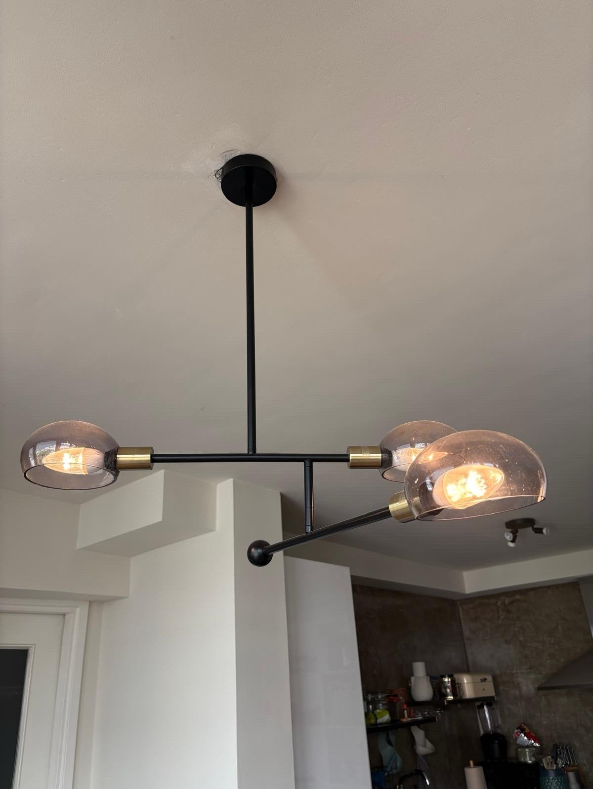 Moderne MADE hanglamp met draaibare arm en glazen bollen, Huis en Inrichting, Lampen | Hanglampen, Ophalen, Zo goed als nieuw