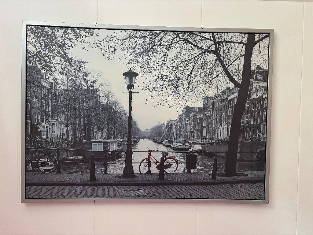 Zwart wit schilderij met rode fiets Amsterdam, mét lijst, Huis en Inrichting, Woonaccessoires | Schilderijen, Tekeningen en Foto's