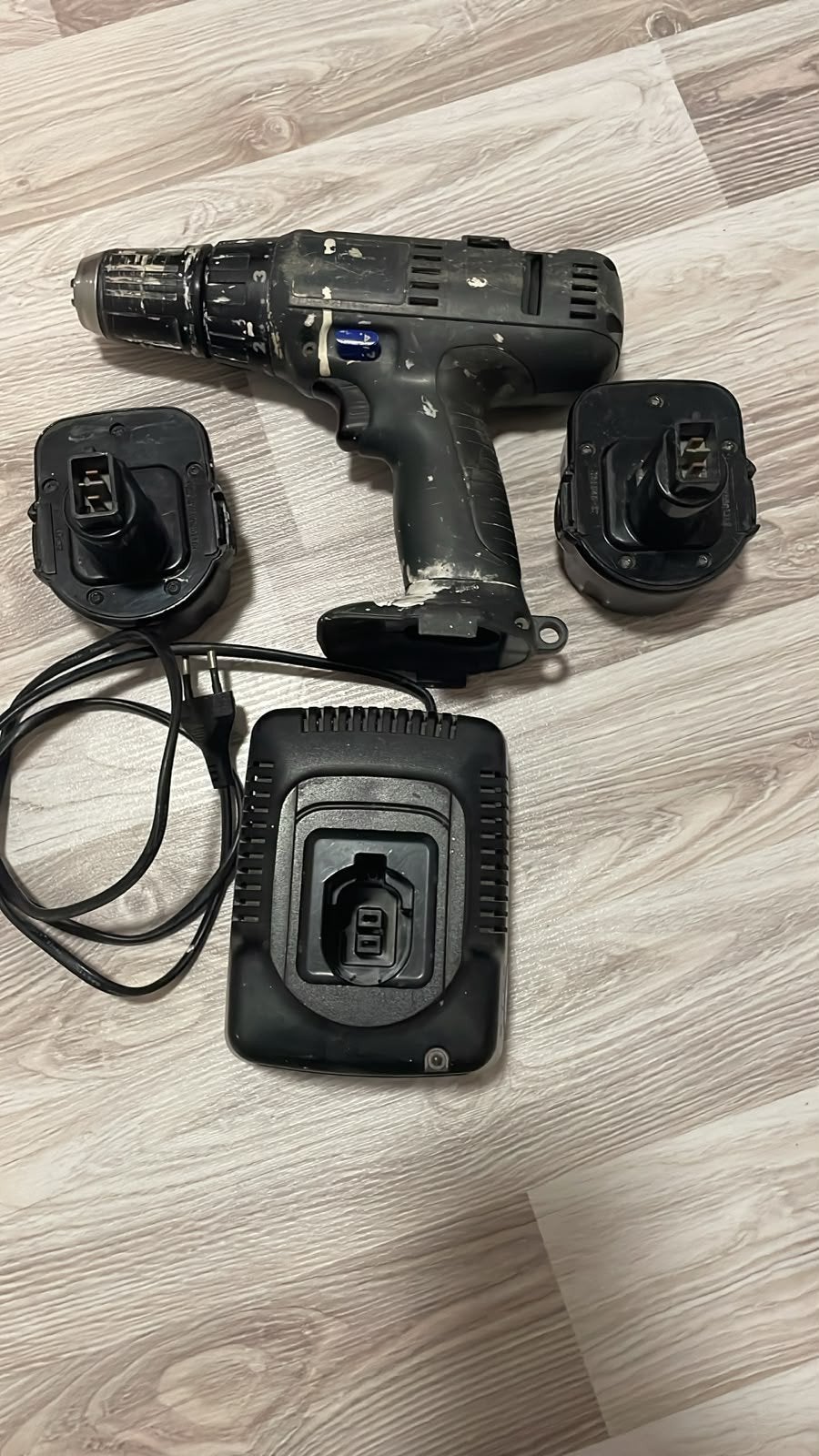 Berner Boormachine met 2 accu's en lader, Ophalen, Gebruikt, Minder dan 400 watt, Boormachine