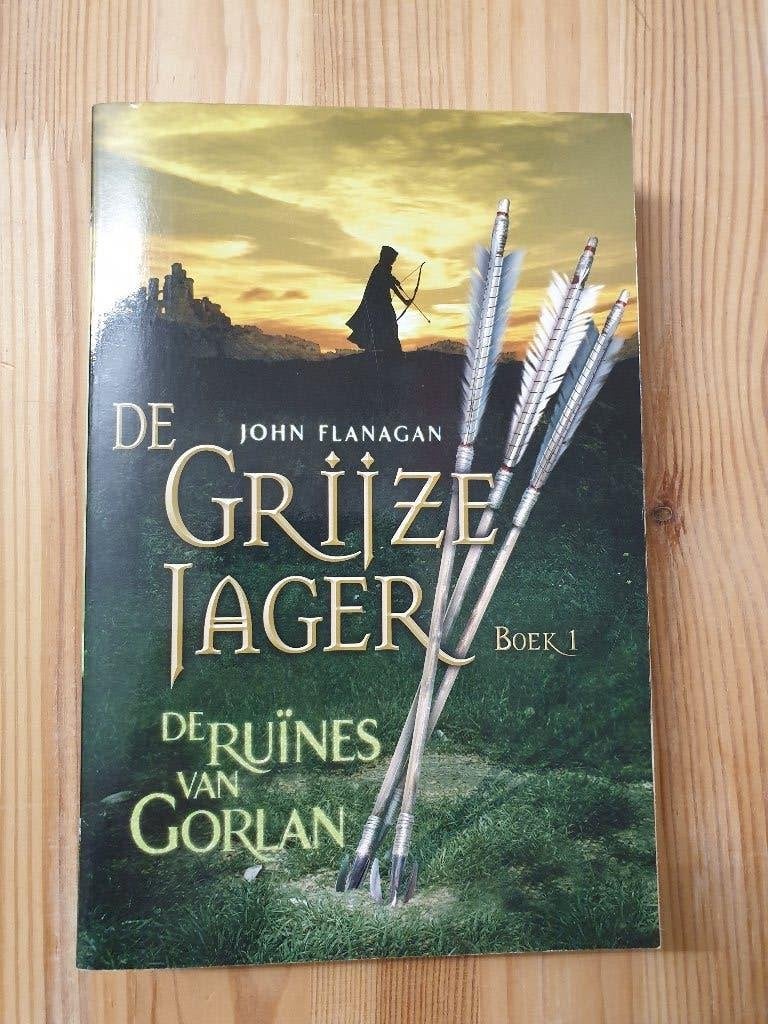 Boek - De Grijze Jager - Boek 1 De Ruïnes van Gorlan, Ophalen of Verzenden, Zo goed als nieuw