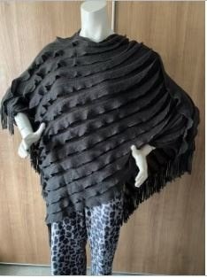Stijlvolle donkergrijze poncho met franjes, Maat 42/44 (L), Ophalen of Verzenden, Pashmina, Onbekend