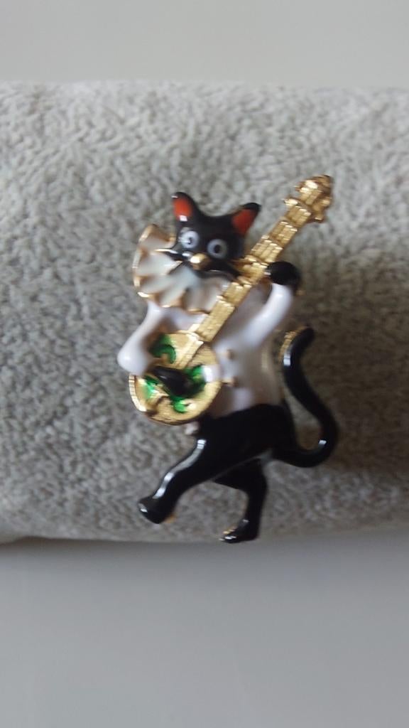 Leuke broche van een kat die banjo speelt, Overige materialen, Gebruikt, Zwart, Minder dan 4 cm