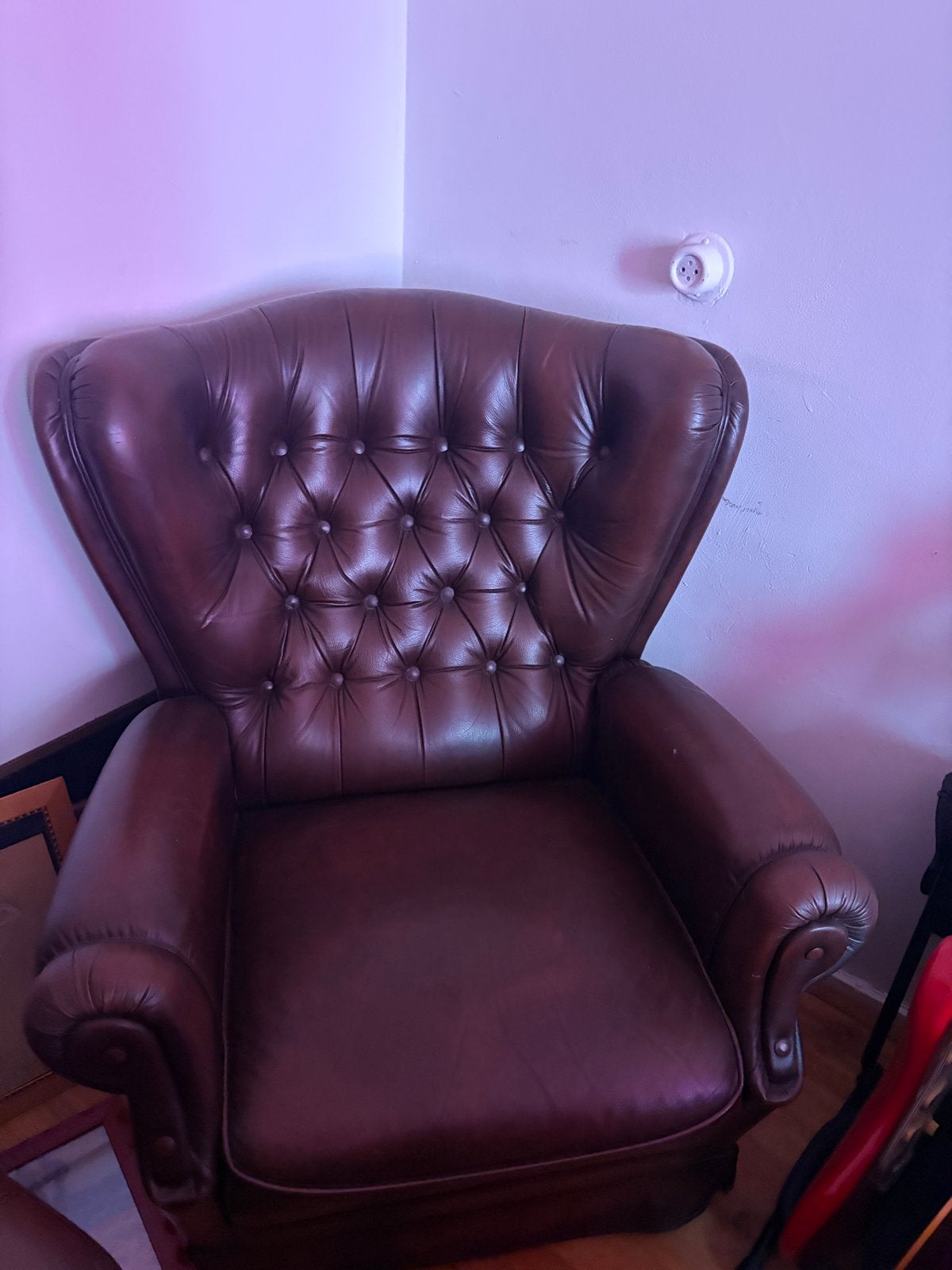 Twee klassieke Chesterfield fauteuils van bruin leer, Huis en Inrichting, Stoelen, Ophalen, Gebruikt, Twee, Bruin