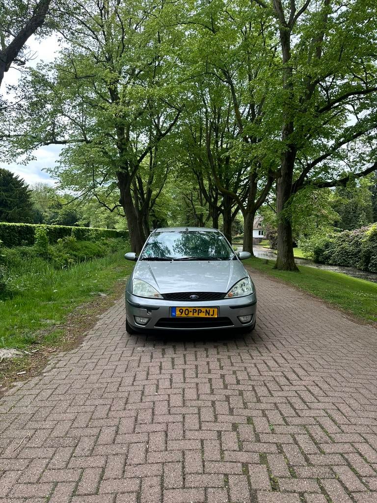 Ford Focus 1.6 I Ambiente AUT 2004 Grijs, Auto's, Ford, 1596 cc, 100 pk, 49 €/maand, Origineel Nederlands