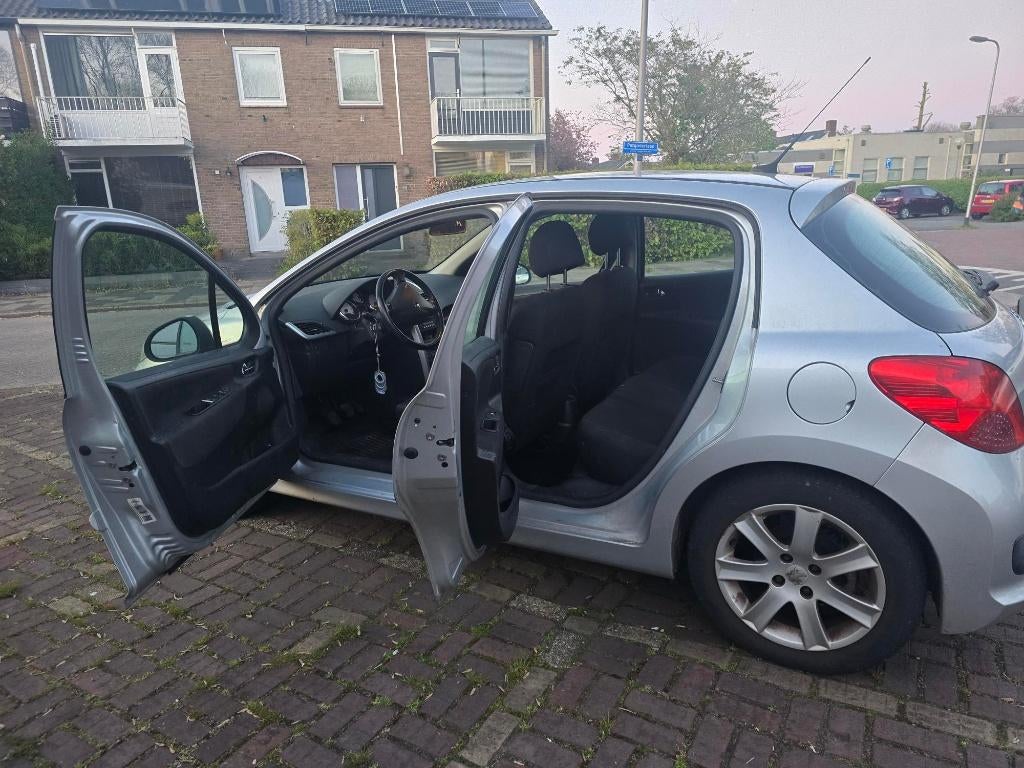 Peugeot 207 1.6 16V 4DRS  jr. 2006  apk 22 april 27 . euro 4, Auto's, Voorwielaandrijving, 1300 kg, Zwart, 4 cilinders