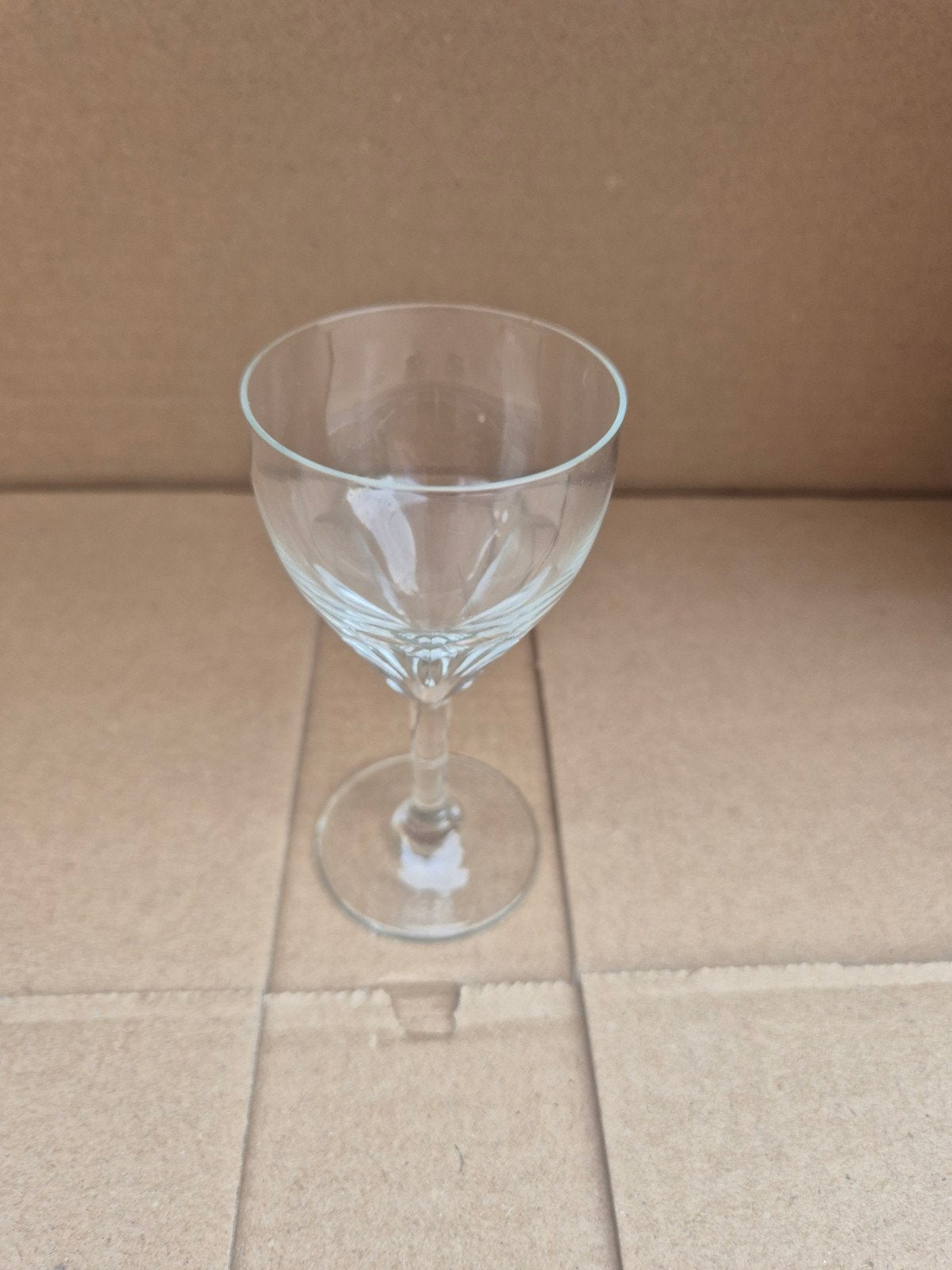 Elegant wijnglas met geslepen details, Ophalen