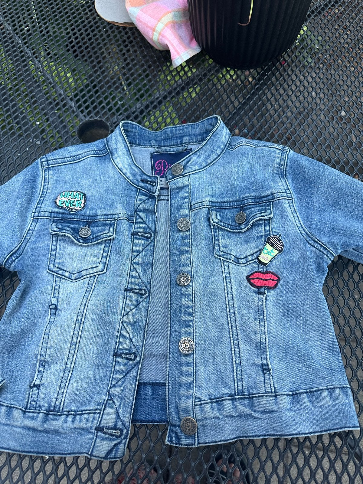 Stoer spijkerjasje maat 140/146 met leuke patches, Kinderen en Baby's, Kinderkleding | Maat 140, Ophalen, Gebruikt, Meisje, Jas