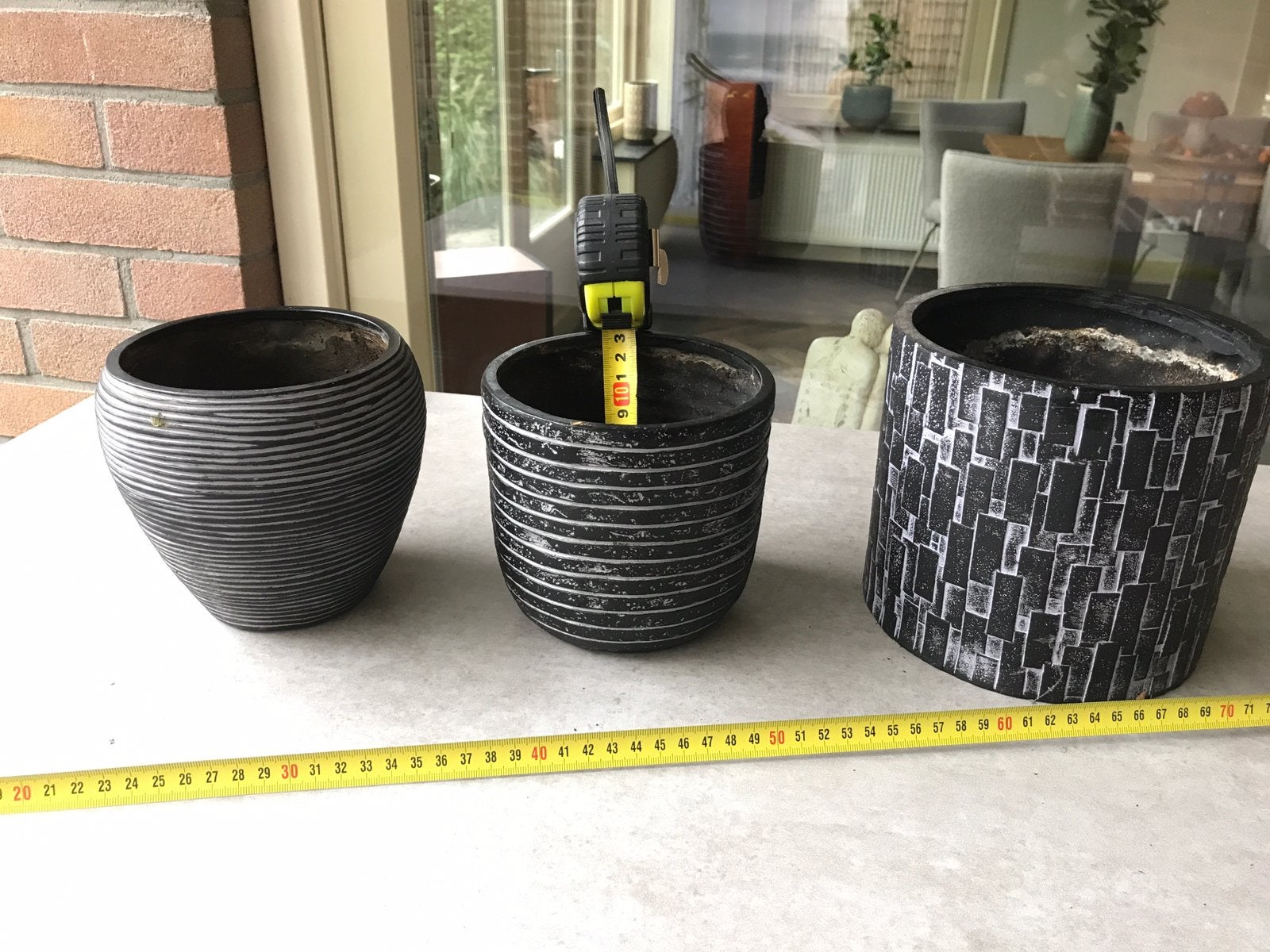Zwarte stenen potten met wit reliëf, Tuin en Terras, Steen, Gebruikt, Rond, Binnen