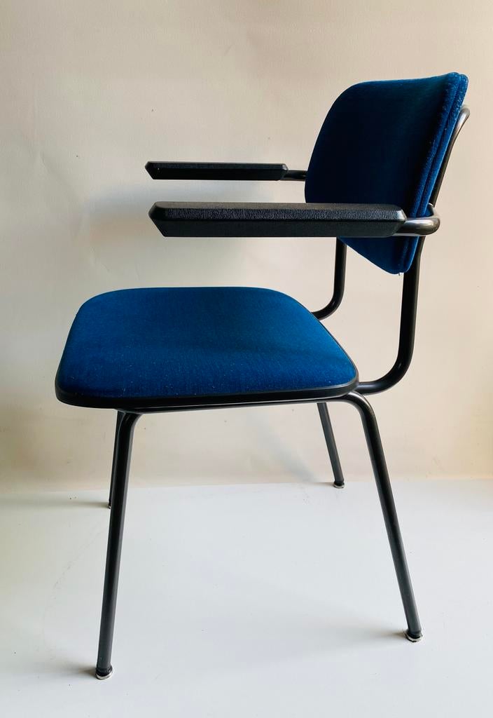 Gispen 1235 stoel in blauw met armleggers , jaren 70, Gebruikt, Blauw, Ophalen of Verzenden, Stof