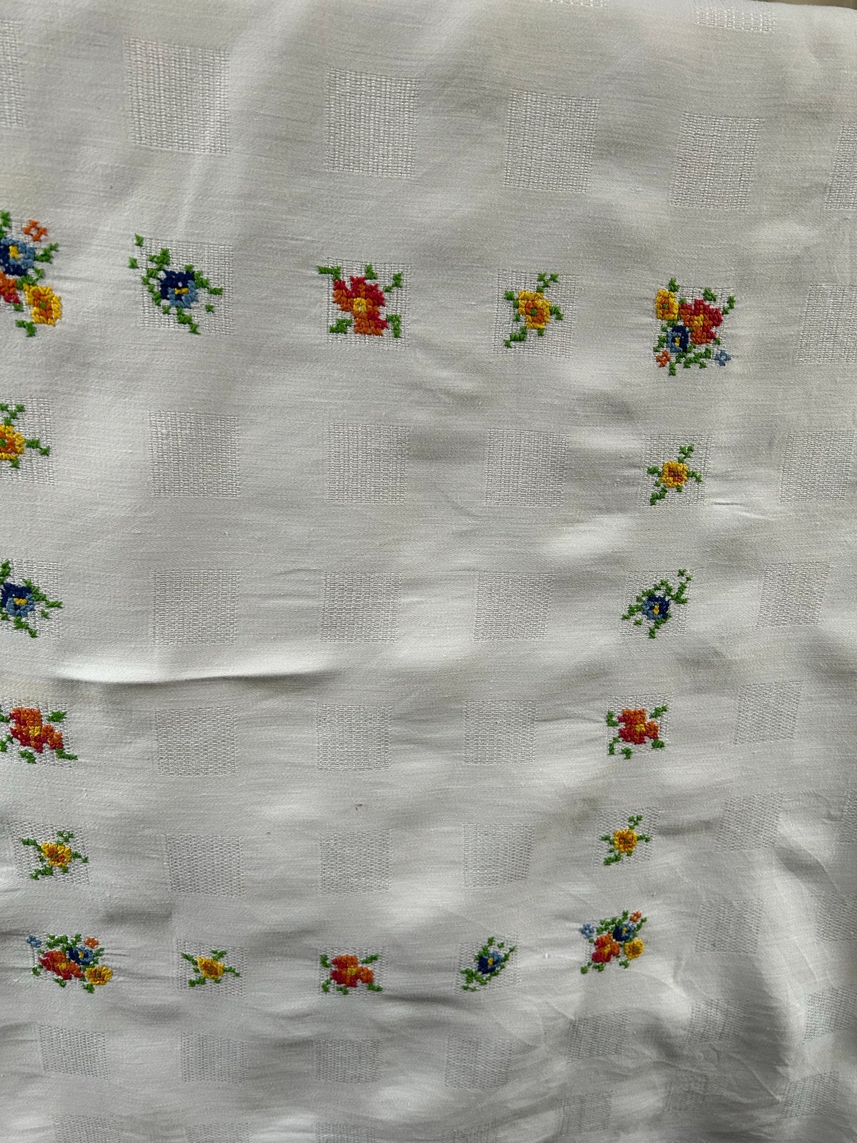Brocant geborduurd tafelkleed met bloemetjes 130x150, Ophalen of Verzenden
