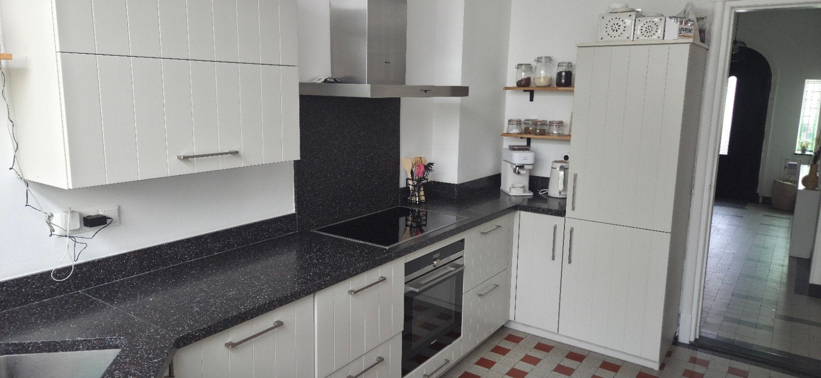 Moderne hoekkeuken met donker aanrechtblad, Huis en Inrichting, Keuken | Complete keukens, Gebruikt, Overige materialen, Wit, Hoekkeuken
