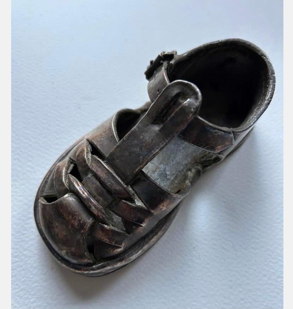 Vintage koperen baby schoentje, sandaaltje, 14,5 cm, Antiek en Kunst, Curiosa en Brocante, Ophalen of Verzenden