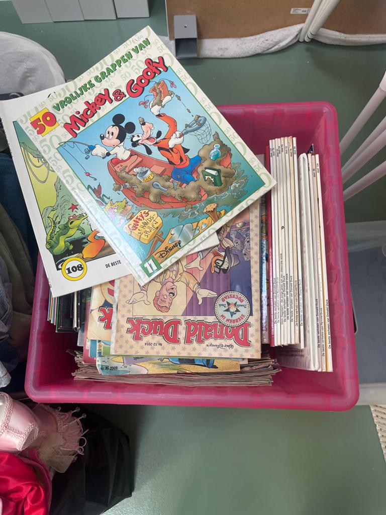 Bak vol Donald Duckies en 11 stripboeken, Meerdere stripboeken, Ophalen, Gelezen