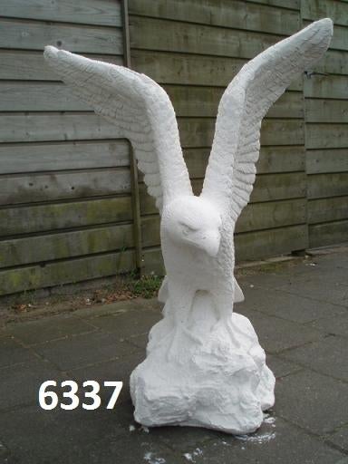 Adelaar. ( arend ) nr 6337., Tuin en Terras, Tuinbeelden, Nieuw, Dierenbeeld, Beton, Ophalen