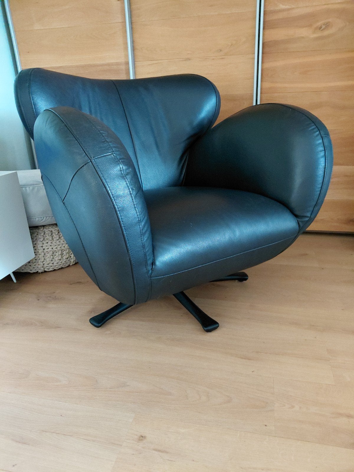 Zwarte leren draaifauteuil, Ophalen, Gebruikt, 75 tot 100 cm, Modern