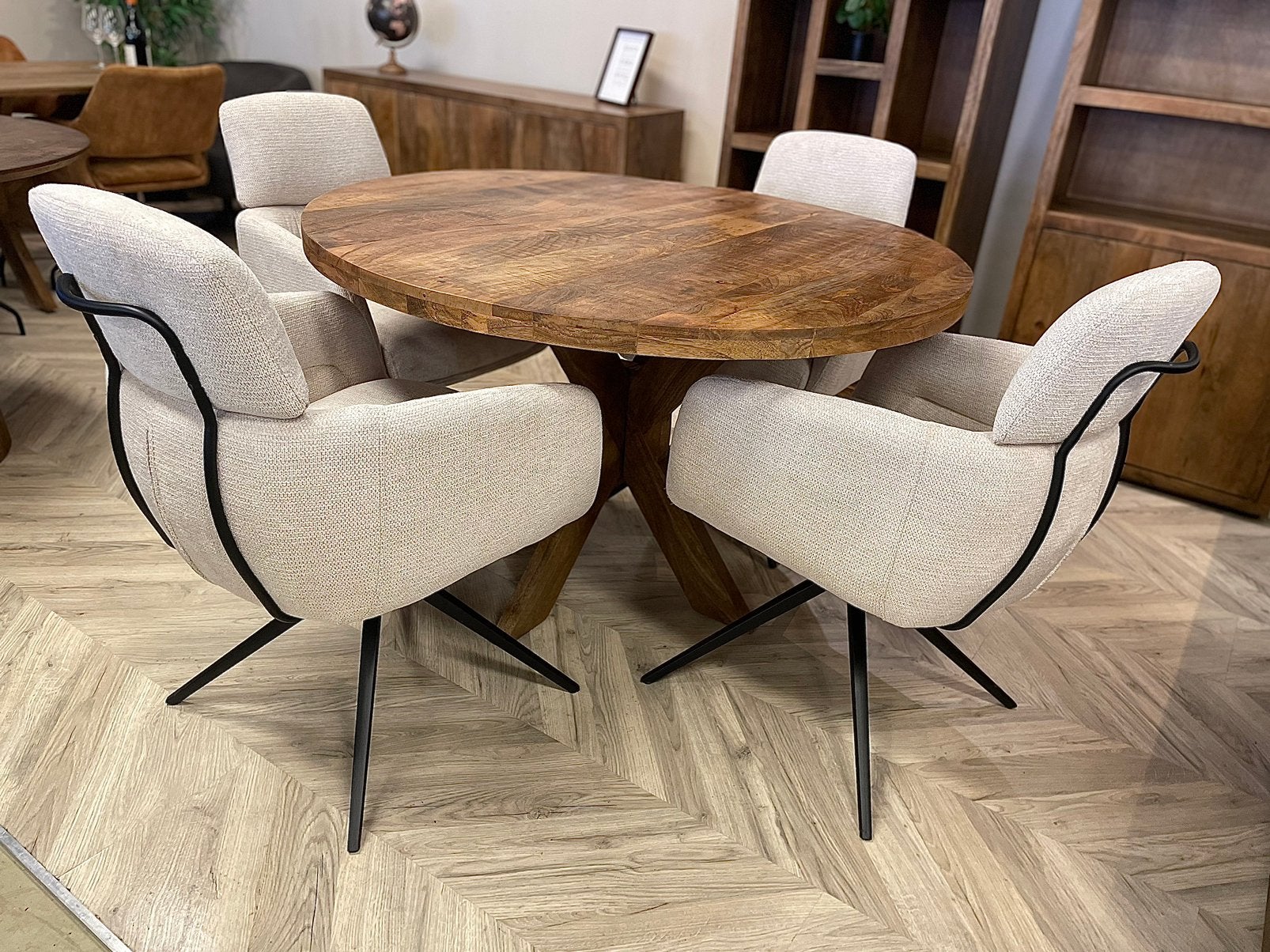 LEEGVERKOOP MANGO ROND SPINPOOT VOORRAAD BIJ CHEFMEUBEL!, Huis en Inrichting, Complete eetkamers, Ophalen of Verzenden, Nieuw