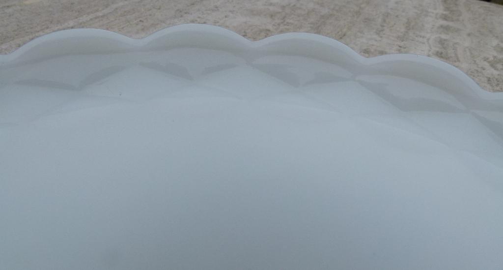Witte Opaline Presenteer Schaal op voet met Golvende rand, Nieuw, Ophalen of Verzenden, Wedgwood, Glas