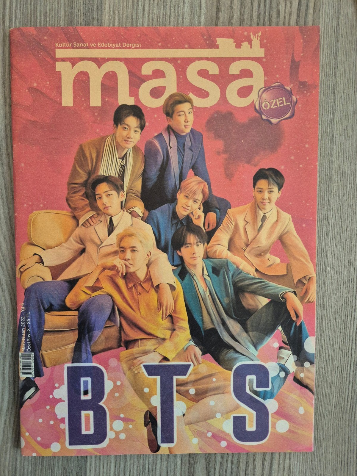 BTS tijdschrift met plaatjes + posters van leden, Antiek en Kunst, Ophalen of Verzenden