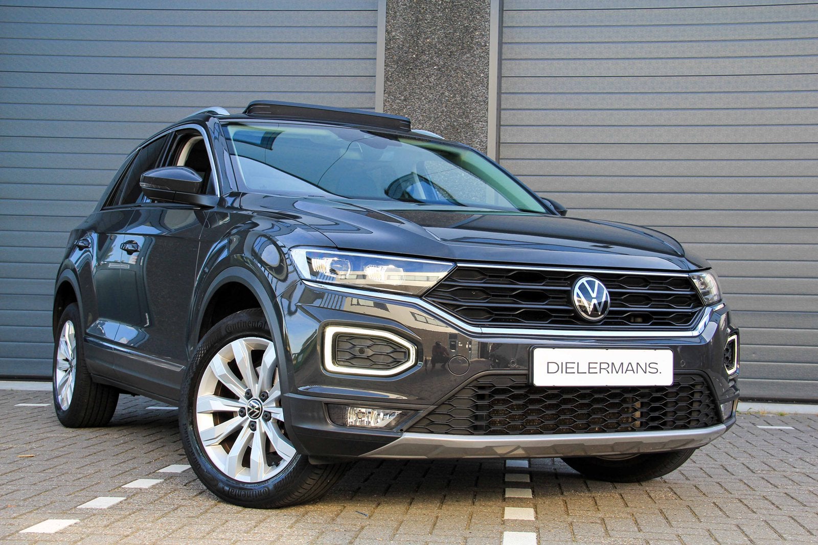 Volkswagen T-Roc 1.5 TSI DSG | Pano | Digitaal display | Vol, 1254 kg, 15 km/l, 1498 cc, Zwart