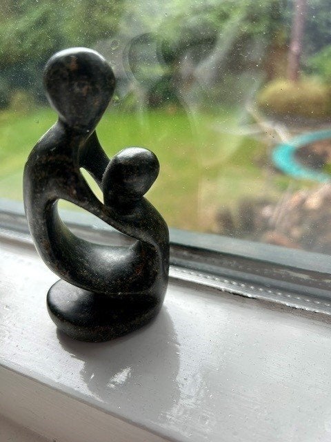Beeld ouder/ moeder en kind donker steen, Minder dan 20 cm, Ophalen of Verzenden, Steen of Keramiek, Beeld