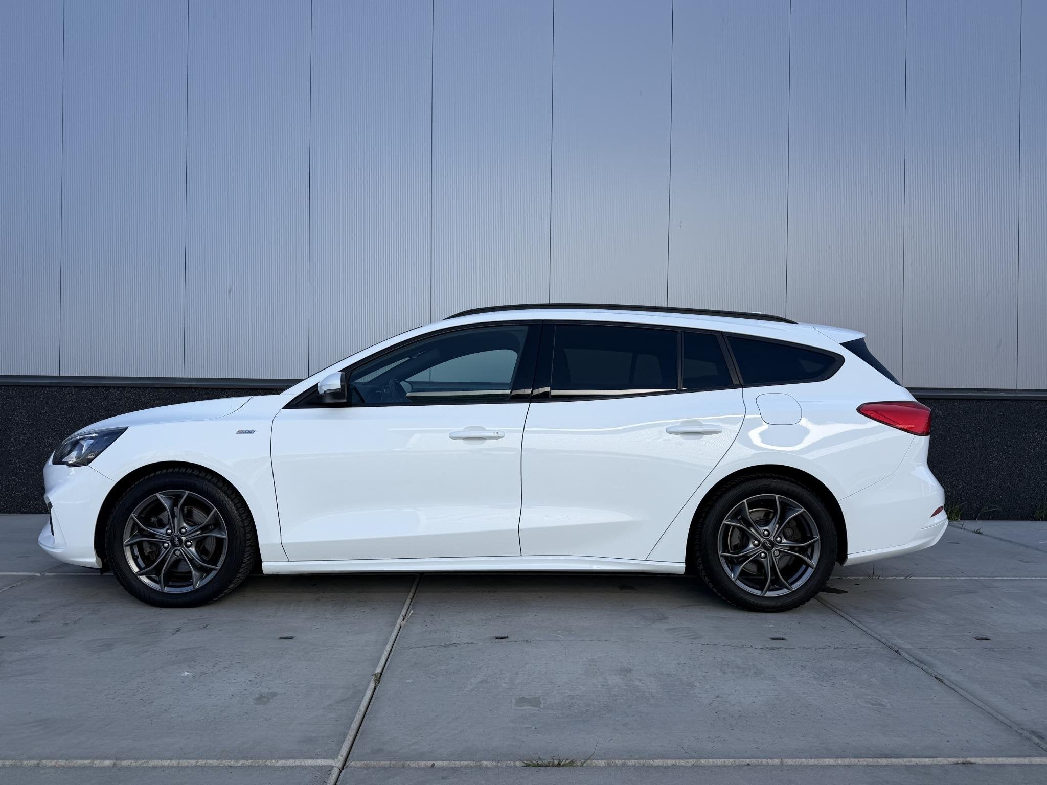 Ford Focus Wagon 1.0 EcoBoost Automaat ST-Line | Winter Pack, Auto's, Gebruikt, Euro 6, 715 kg, Wit