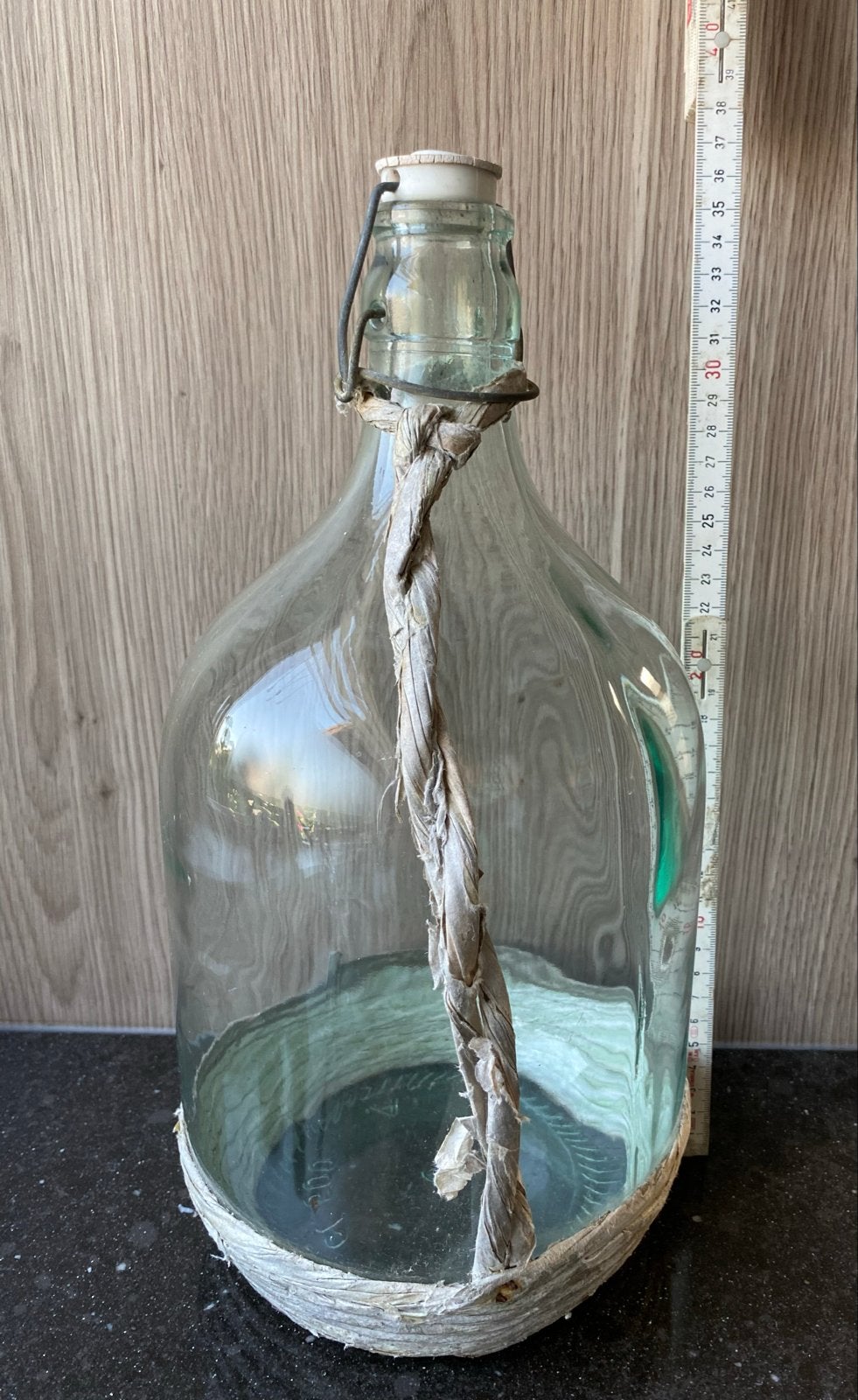 glazen beugelfles met beugel en touwdecoratie, Overige kleuren, Ophalen of Verzenden, Minder dan 50 cm, Glas