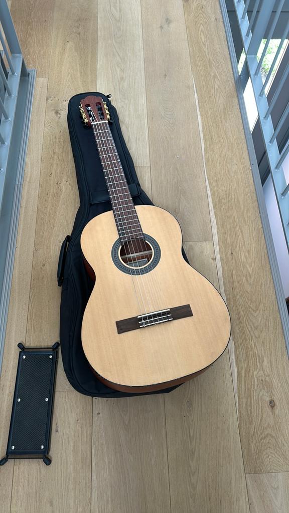 Gitaar met voetstandaard,klem en tas, Ophalen of Verzenden, Zo goed als nieuw, Klassieke of Spaanse gitaar