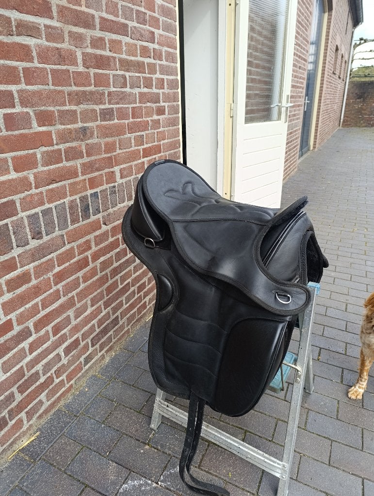 Edix Libre zadel, L (17.5 inch), Gebruikt, Dressuur, Kniewrongen