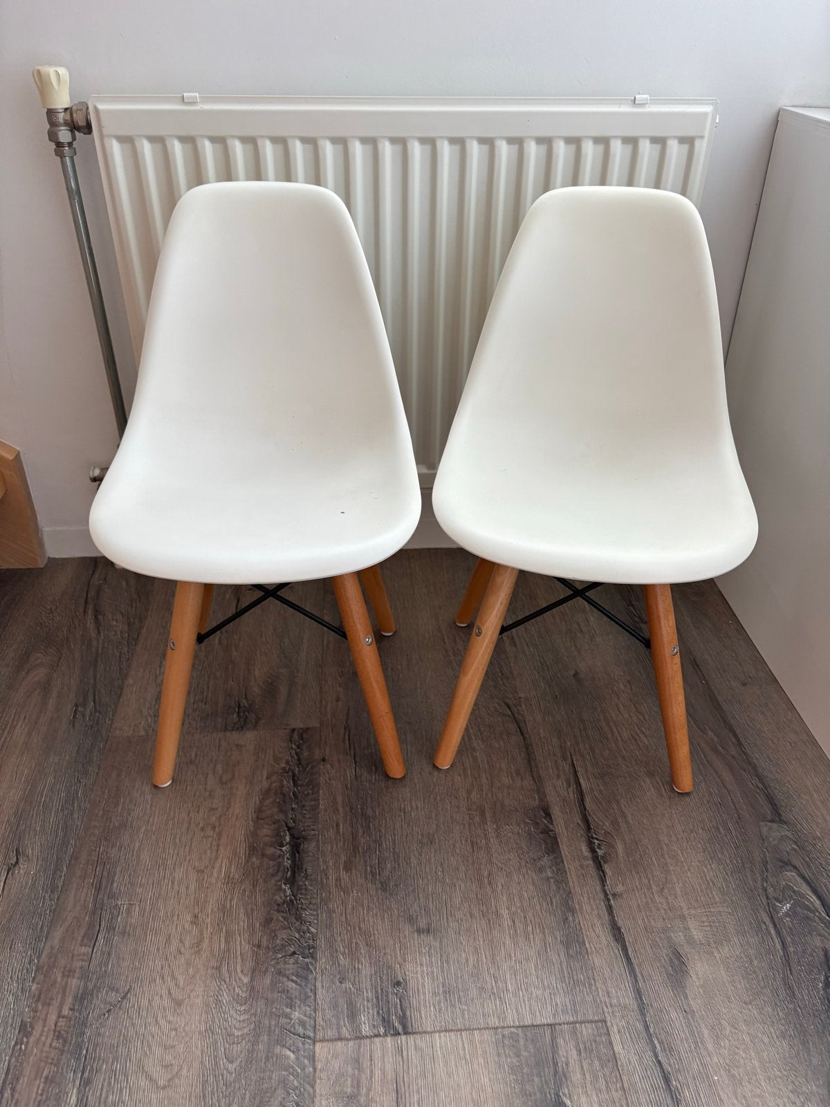 Twee witte stoelen met houten poten - Eames stijl, Ophalen, Gebruikt, Twee, Wit
