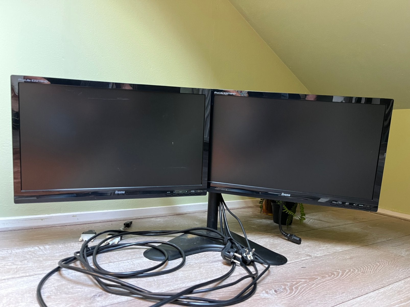 2x Iiyama ProLite E2278 HD + Monitorstand, Ophalen, In hoogte verstelbaar, Gebruikt, HD