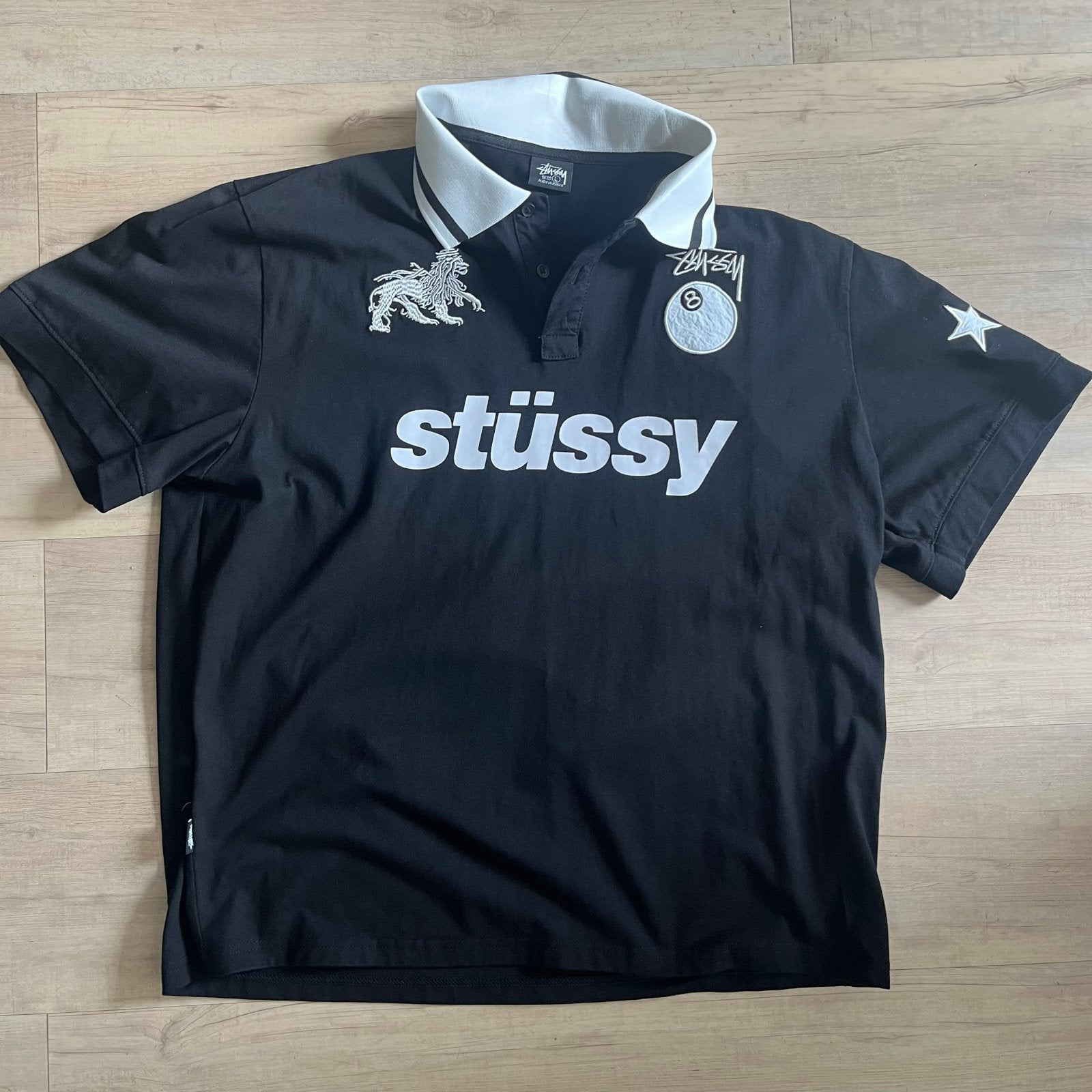 Stussy Polo Maat L - Zwart met Witte Kraag, Ophalen of Verzenden, Zo goed als nieuw, Maat 52/54 (L), Zwart