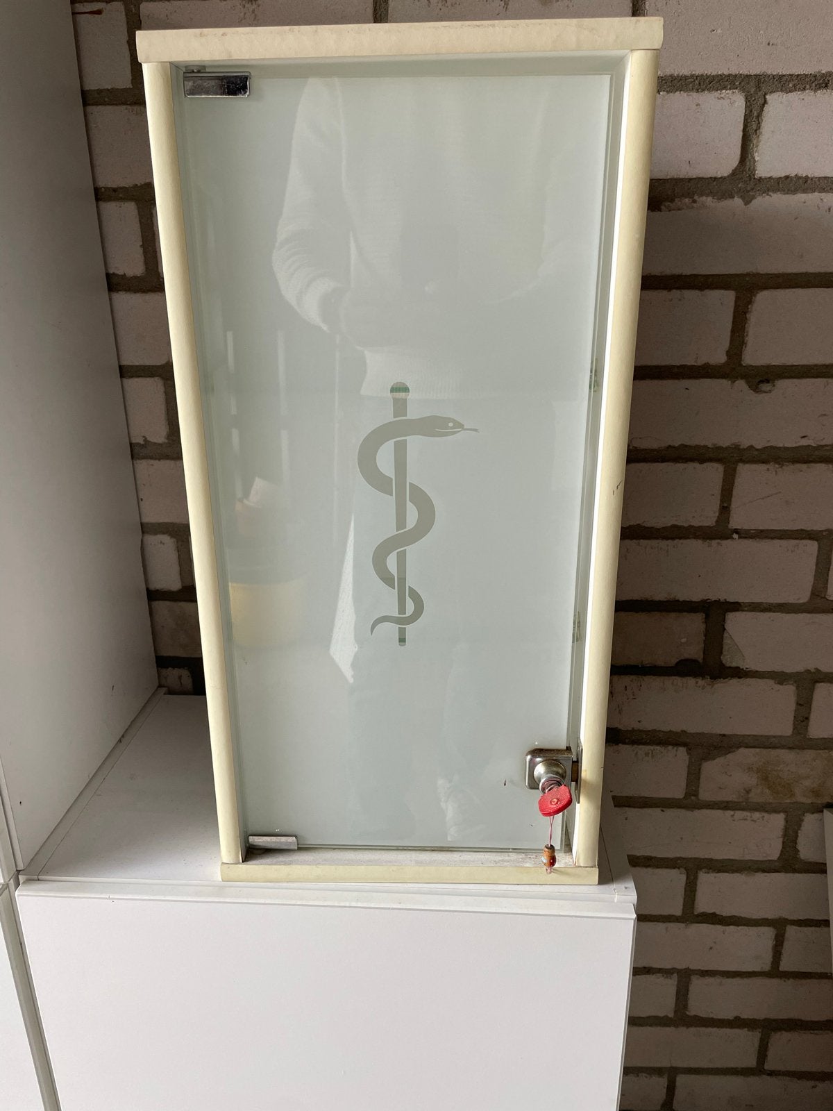Vintage medicijnkastje met slotje en glazen deurtje, Antiek en Kunst, Ophalen of Verzenden