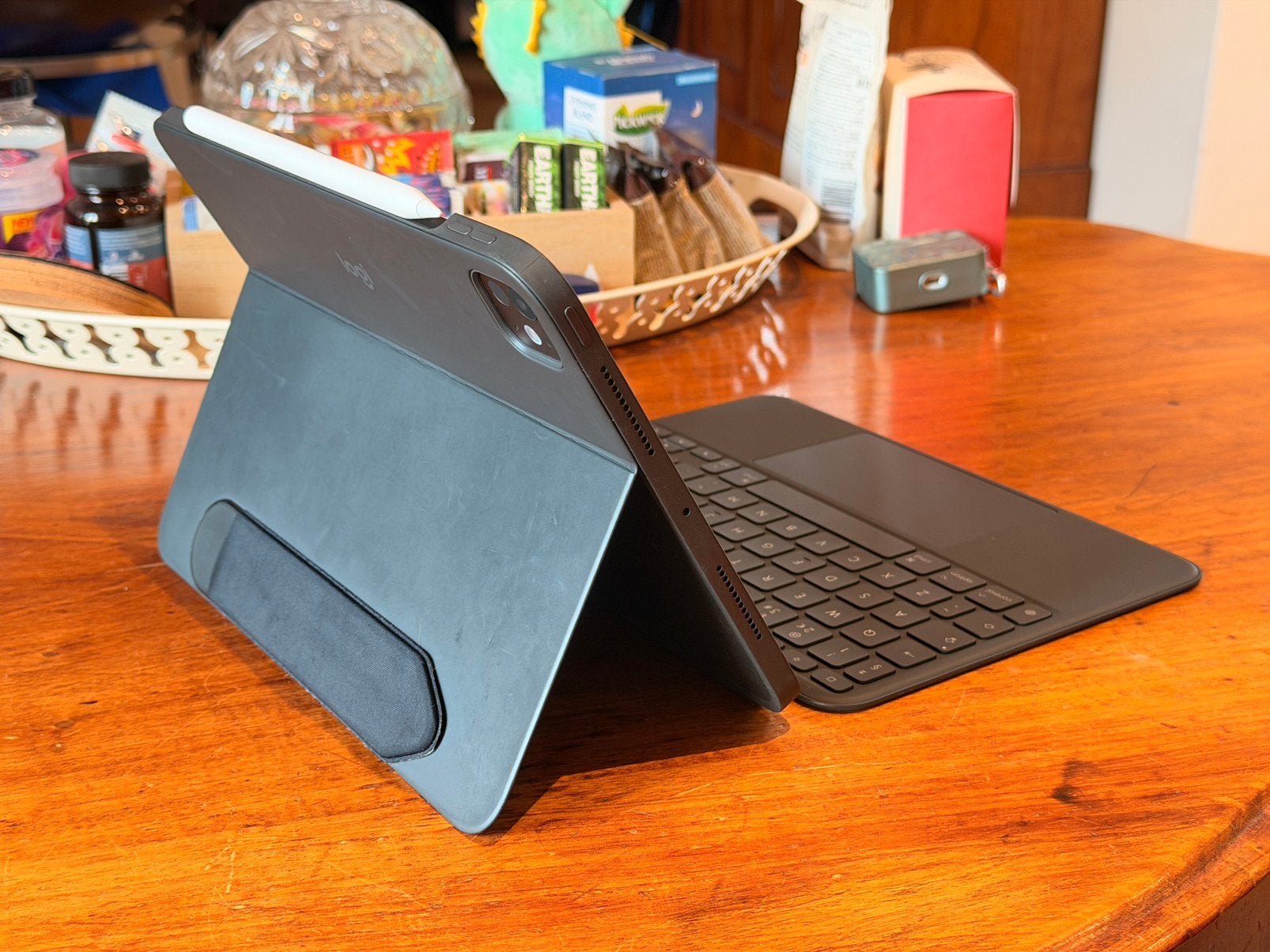 Foto 8 van iPad Pro M4 + Apple Pencil Pro + Logitech Keyboard (ZGAN)