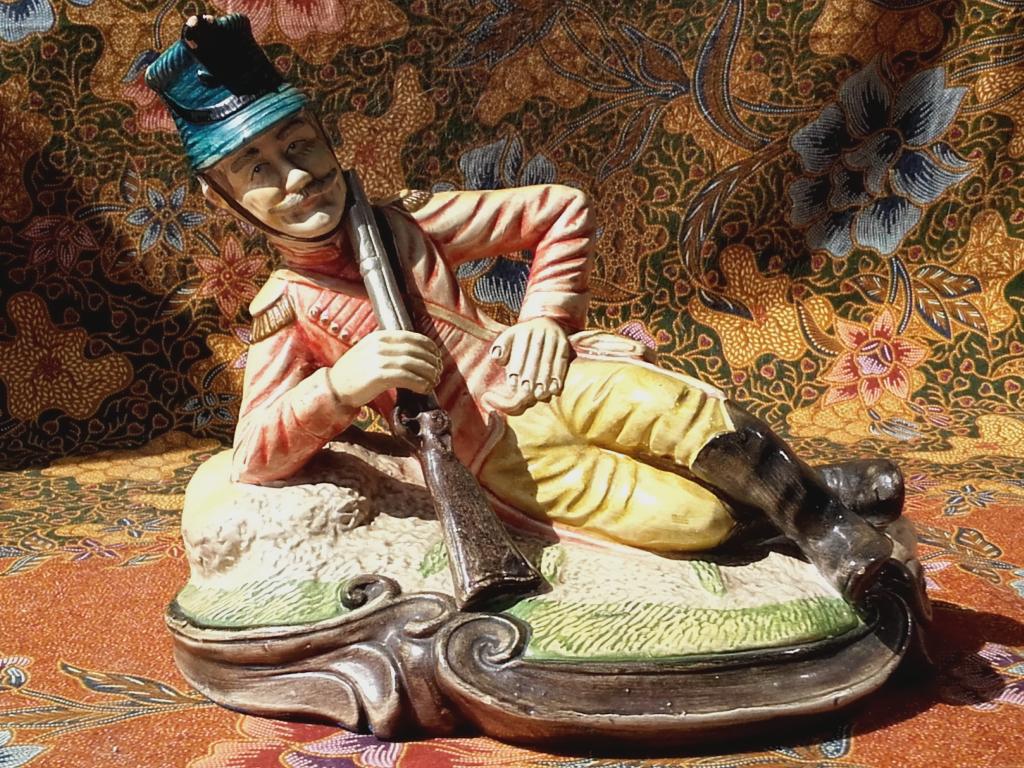 Mooi antiek beeld uit Engeland van een historische soldaat., Antiek en Kunst, Antiek | Porselein, Ophalen of Verzenden