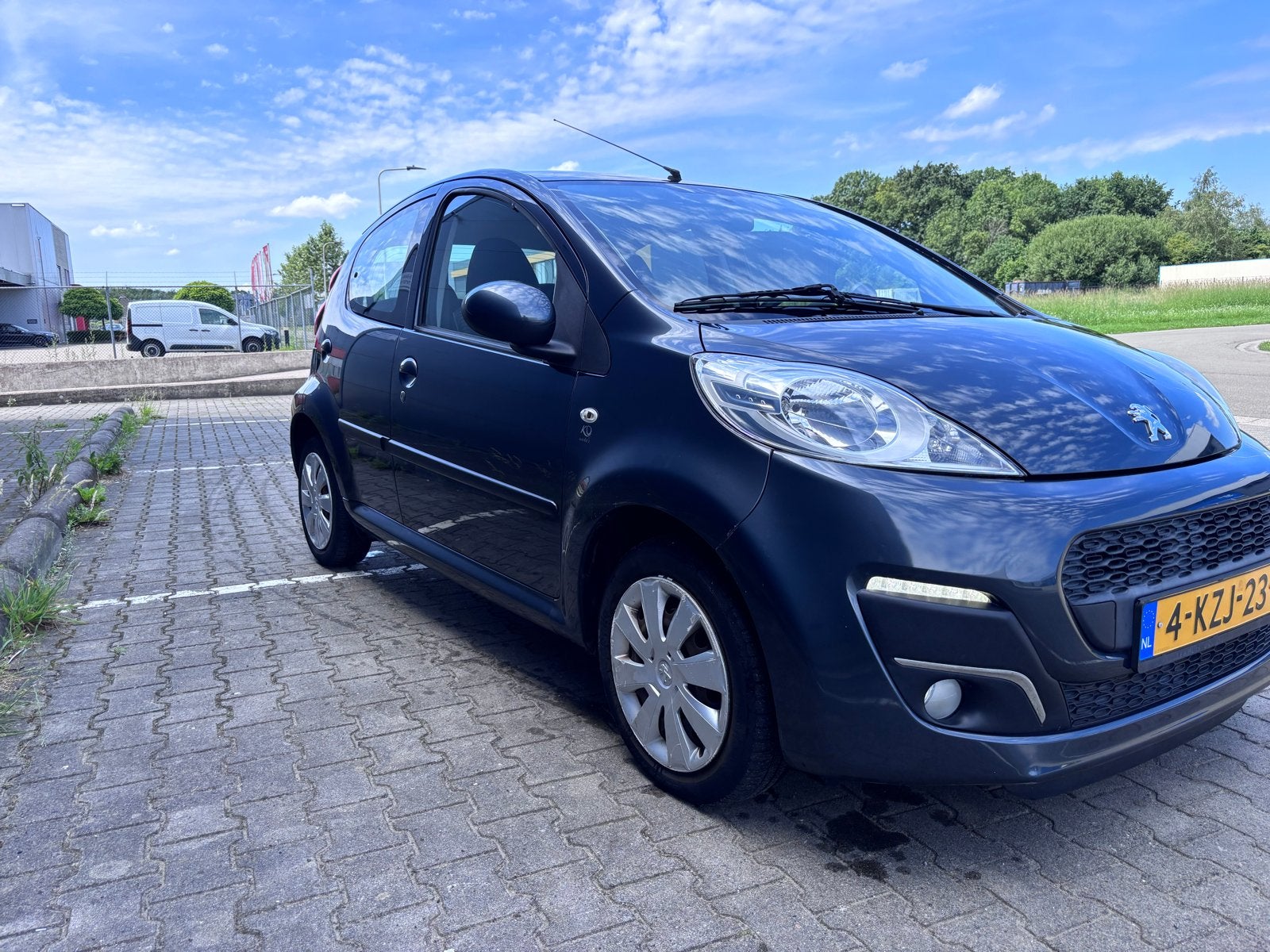Peugeot 107 1.0 12V 5DR 2013 Grijs, Euro 5, Stof, Zwart, 4 stoelen