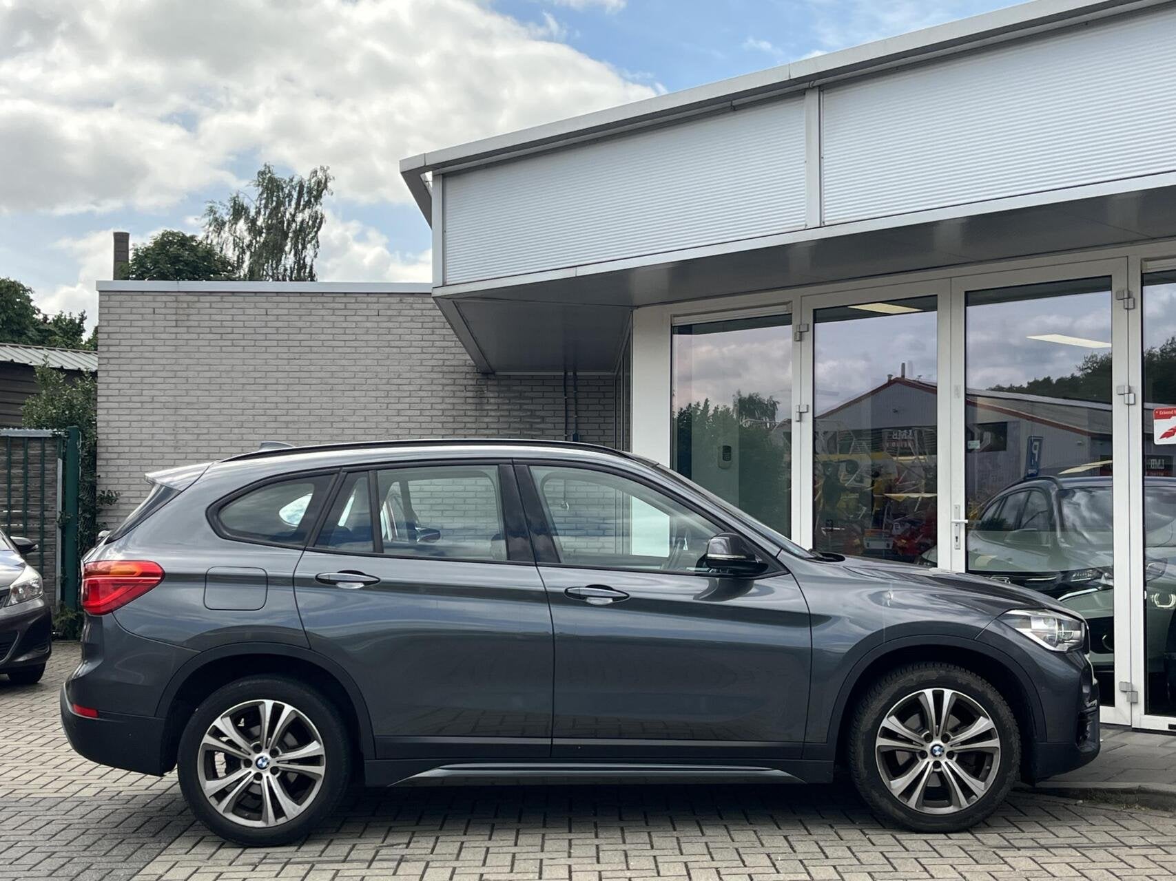 BMW X1 sDrive18i Executive SPORTSTOELEN+TREKHAAK+LED+18INCH, Stof, 3 cilinders, 1405 kg, Benzine