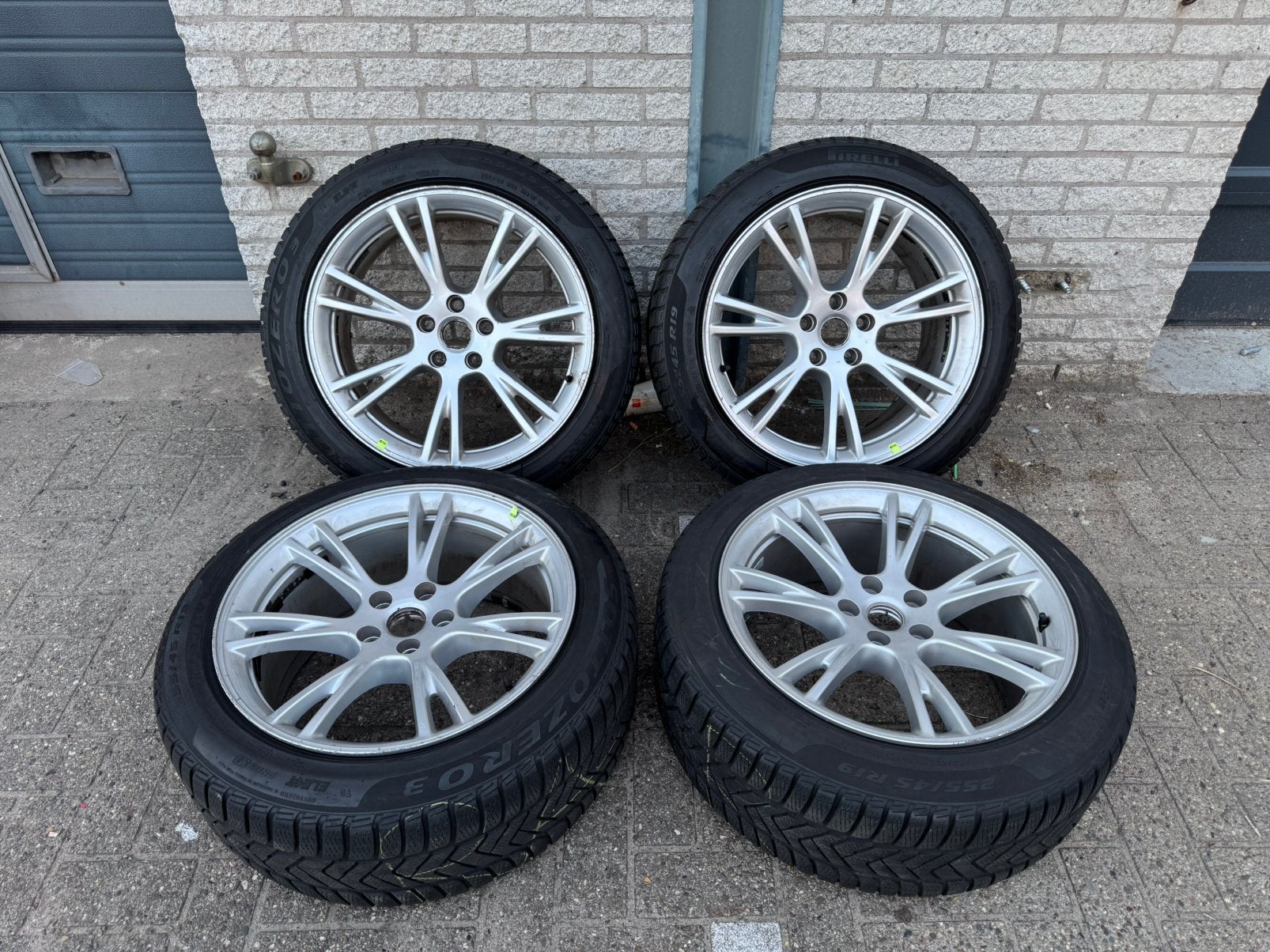 Originele Tesla Model Y 19 inch velgen pirelli winterbanden, Auto-onderdelen, Banden en Velgen, 19 inch, 255 mm, Banden en Velgen