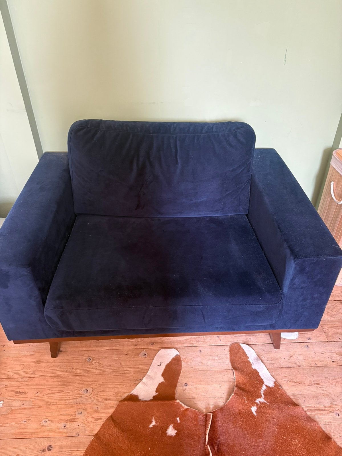 Donkerblauwe stoel, loveseat, Ophalen, Tweepersoons, 75 tot 100 cm, Zo goed als nieuw