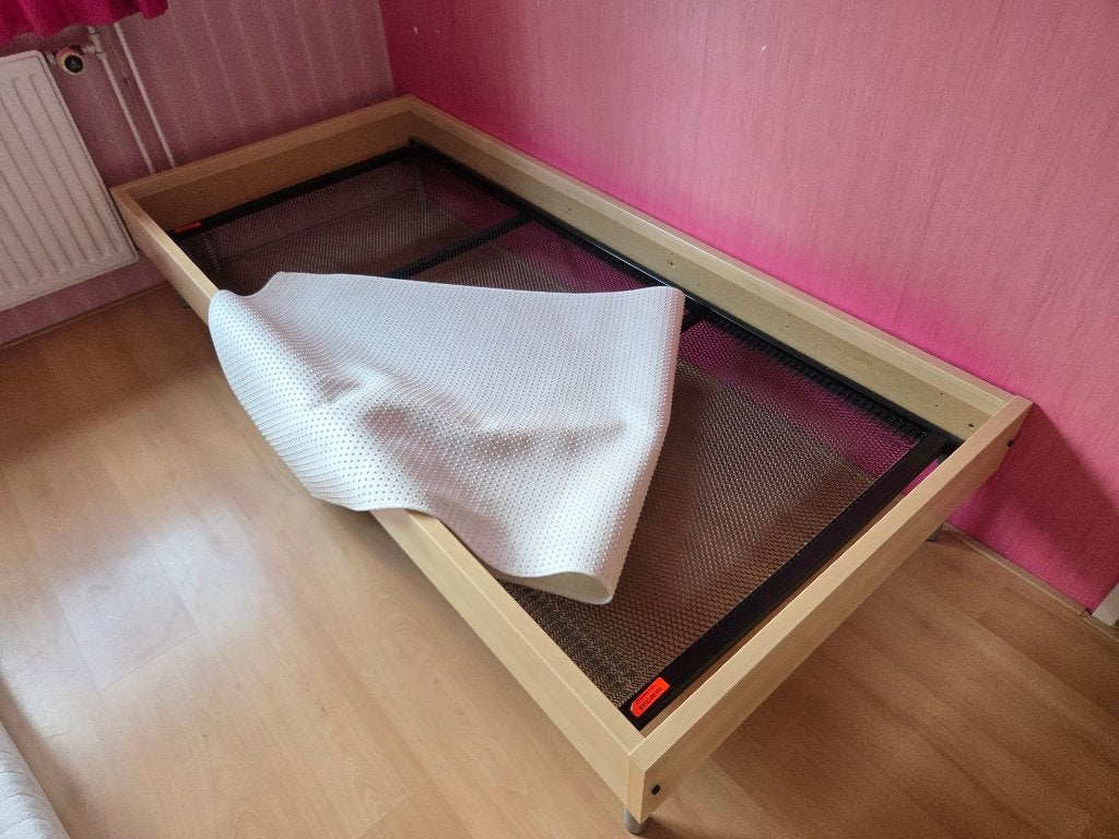 Eenpersoons bedframe - licht hout met spiraalbodem., Ophalen, Gebruikt, 90 cm, Eenpersoons