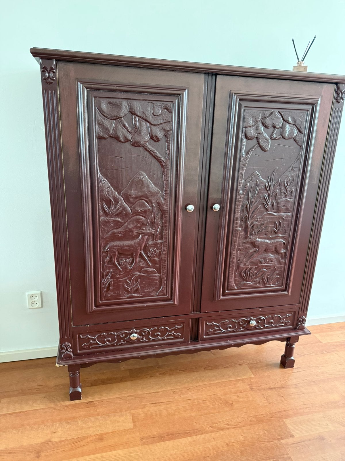 Vintage kast met gedetailleerd houtsnijwerk, Huis en Inrichting, Kasten | Buffetkasten, Ophalen, Met plank(en), Gebruikt, 100 tot 150 cm