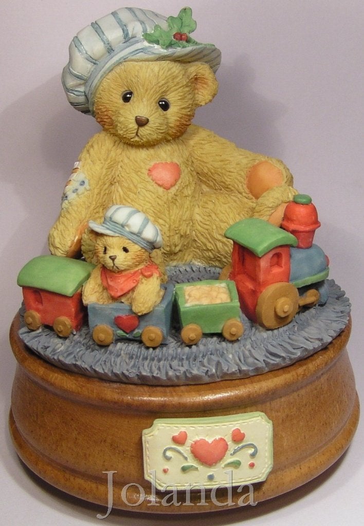 Cherished Teddies Muziekdoos Boy with Toytrain, Ophalen of Verzenden, Zo goed als nieuw, Beeldje, Cherished Teddies