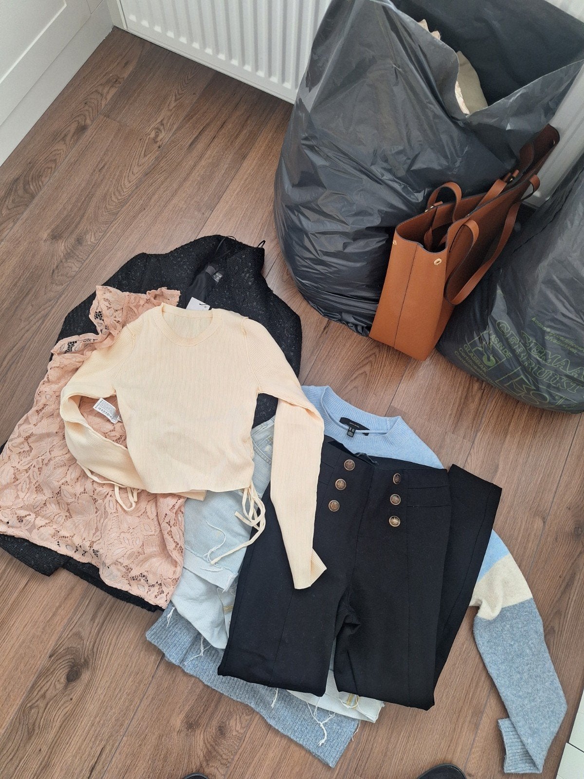 2 zakken vol kleding maat M, Ophalen