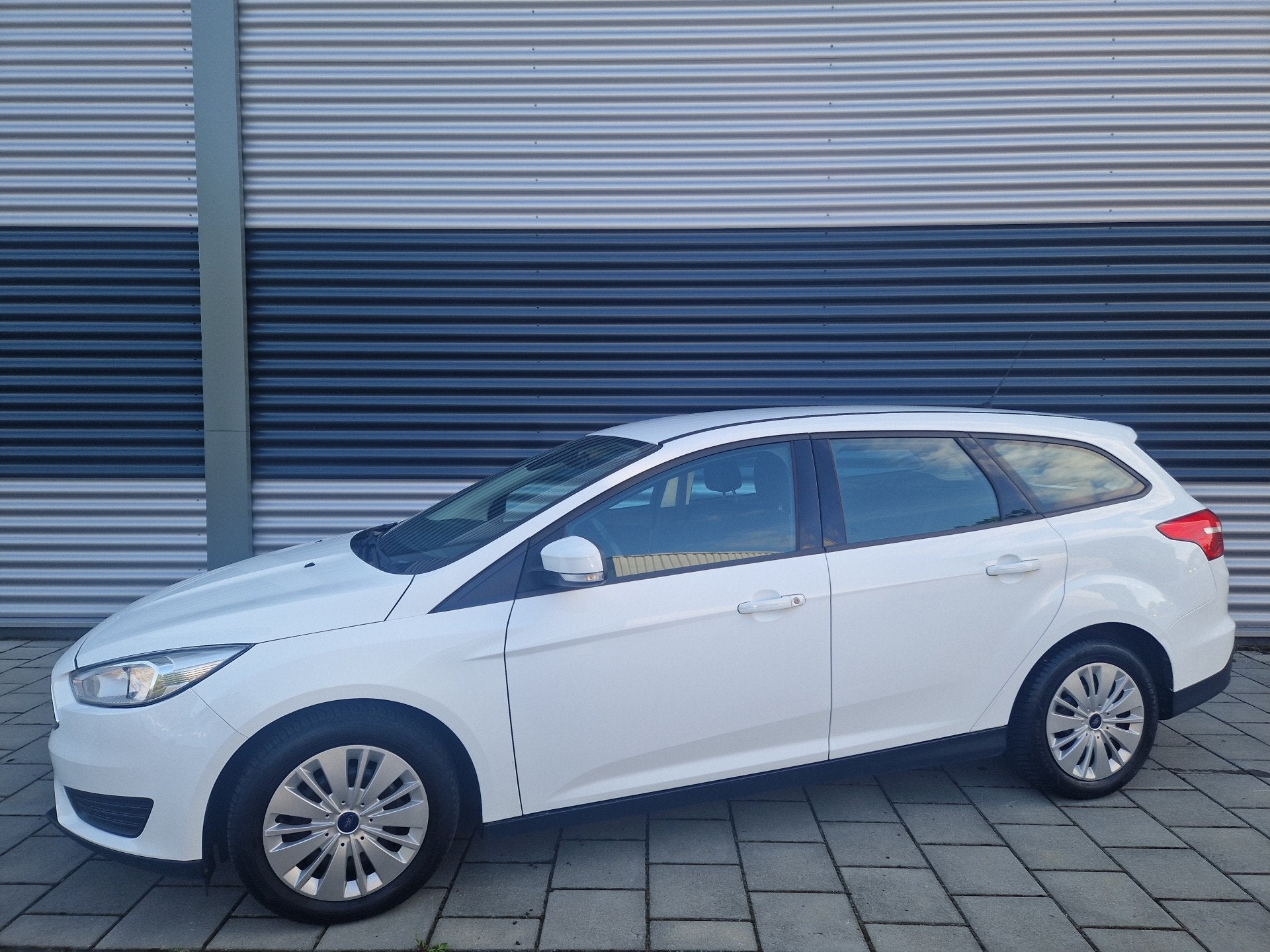 Ford Focus Wagon Nieuwe distributieriem 1.0 Trend (bj 2016), Gebruikt, Wit, Handgeschakeld, 999 cc