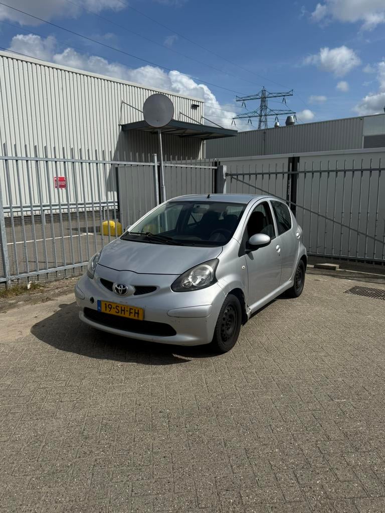 Toyota Aygo 1.0 12V Vvt-i 5DRS 2006 Grijs, Auto's, Voorwielaandrijving, 4 stoelen, 68 pk, Origineel Nederlands