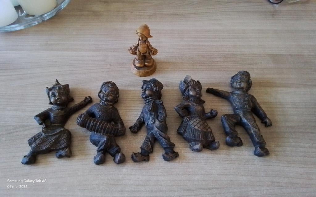 5 Boerinnekes en boertjes, wandversiering, ca 16 cm lang, Verzamelen, Ophalen of Verzenden, Gebruikt, Mens