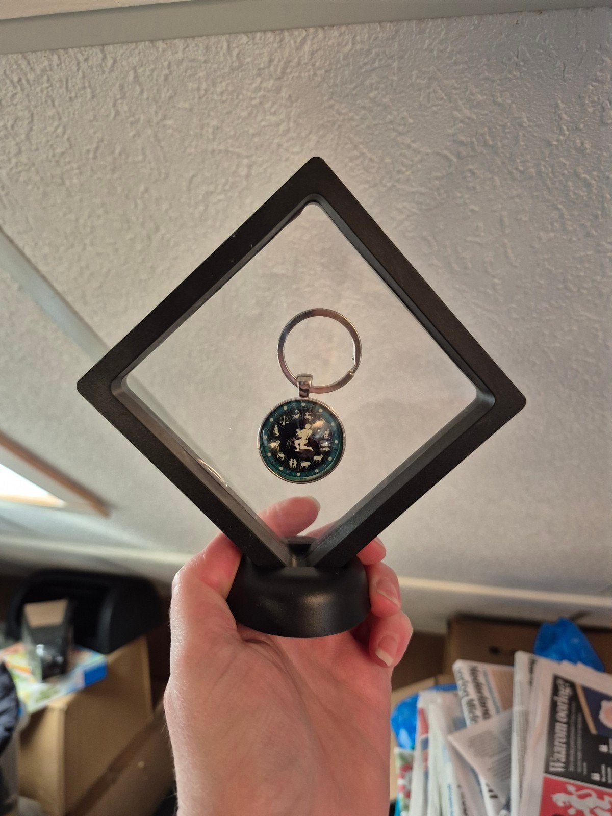 Sleutelhanger met waterman sterrenbeeld in display, Ophalen of Verzenden, Zo goed als nieuw