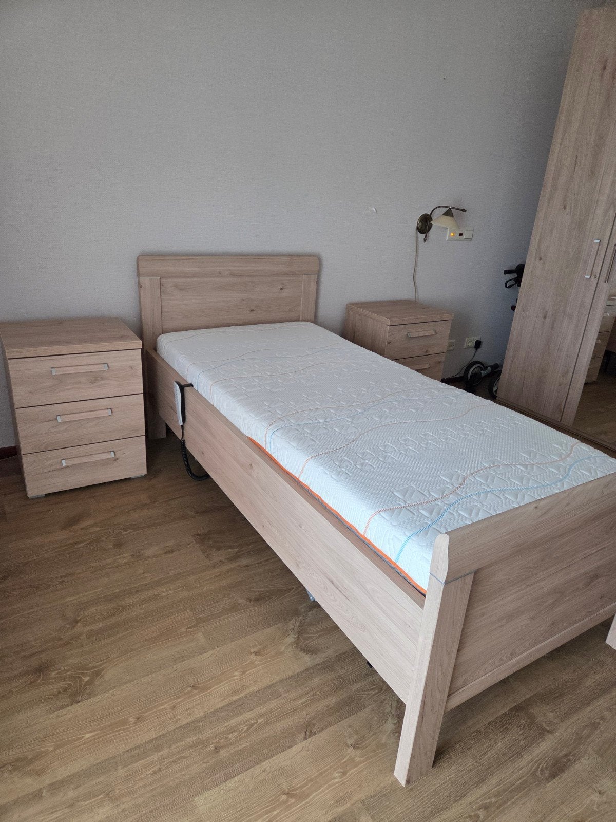 1-persoonsbed met elektrisch verstelbare lattenbodem, Ophalen, 90 cm, 200 cm, Hout